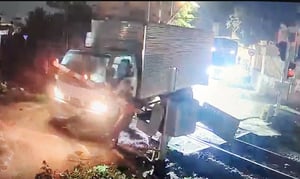 Lái xe đâm hỏng gác chắn tàu sao chỉ phạt bằng nửa lỗi vượt đèn đỏ?