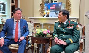 Anh hùng Phạm Tuân cùng Đại sứ Mỹ Knapper theo dõi Amada Nguyen bay vào vũ trụ