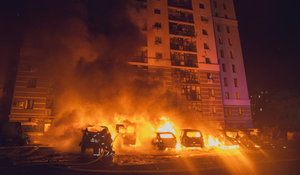 Khoảnh khắc máy bay không người lái Ukraine tập kích khu chung cư ở Nga