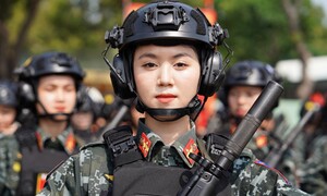 Ngắm những 'bông hồng thép' tổng hợp luyện diễu binh tại sân bay Biên Hòa