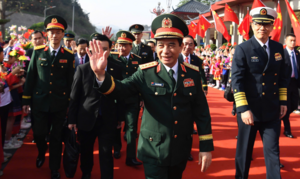 Nhân dân Trung Quốc chào đón Đại tướng Phan Văn Giang tham dự giao lưu biên giới
