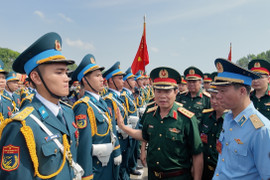 Đại tướng Nguyễn Tân Cương chỉ đạo tổng hợp luyện diễu binh tại sân bay Biên Hòa