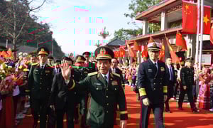 Hình ảnh Nhân dân Trung Quốc chào đón nồng nhiệt Đại tướng Phan Văn Giang tham dự giao lưu biên giới