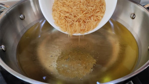 Dùng nước trà nấu cơm có lợi gì, cách làm ra sao?