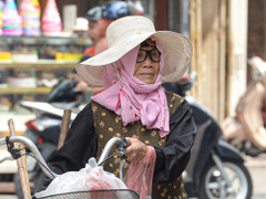 Người lao động vật vã dưới nắng nóng gay gắt đầu mùa