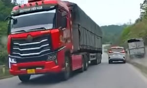 Xe đầu kéo chạy hẳn sang làn ngược chiều để vượt khiến xe tải lao xuống vệ đường