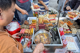 'Xiên bẩn' giá vài nghìn bủa vây trường học ở Hà Nội