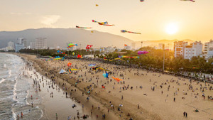 Hàng trăm cánh diều rực rỡ bay lượn trên bầu trời phố biển Quy Nhơn