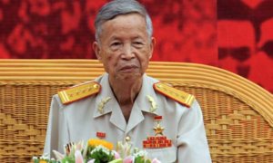 Người anh hùng nhờ đồng đội chặt đứt cánh tay, nén đau tiếp tục chiến đấu