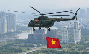 Biên đội trực thăng kéo cờ rực rỡ trên bầu trời TP.HCM