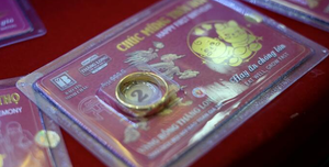 Vì sao vàng trong nước vẫn tăng vùn vụt dù giá thế giới giảm?