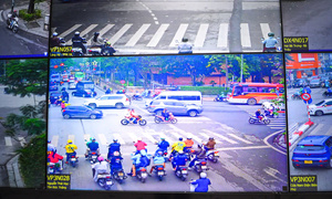 Tài xế xe máy vượt đèn đỏ ở Hà Nội ngỡ ngàng khi nhận trát phạt nguội