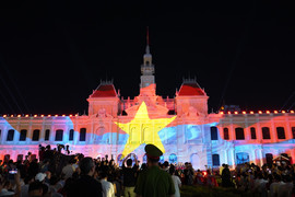 Tòa nhà UBND TP.HCM biến thành bức tranh ánh sáng