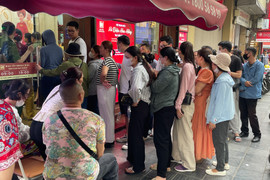 Giá vàng giảm mạnh, cửa hàng nhanh chóng nới 'quota' bán