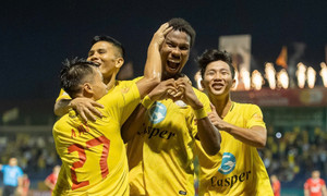 Cầu thủ Việt kiều Lào lần đầu tiên đá chính ở V.League