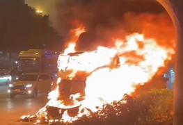 Xe container cháy rụi ở Hà Nội, tài xế thoát nạn