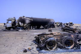 Mỹ không kích dữ dội vào sân bay và cảng biển của Yemen