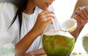 Nắng nóng có nên dùng nước dừa thay nước lọc? 
