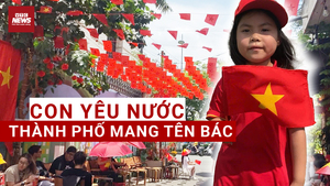 Khoảnh khắc gây bão mạng: Em bé ở TP.HCM sở hữu nụ cười 'rạng ngời như Tổ quốc'