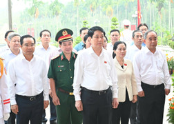 Chủ tịch nước Lương Cường dâng hương tại di tích lịch sử quốc gia Ngã Ba Giồng