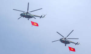 Ngắm trực thăng kéo cờ, tiêm kích nhào lộn trên bầu trời TP.HCM