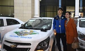 Đội bóng từng thua U17 Việt Nam được Tổng thống trao huân chương, tặng ô tô