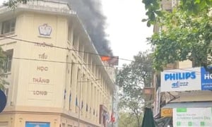 Cháy khách sạn 5 tầng gần trường học, sơ tán hàng trăm học sinh 