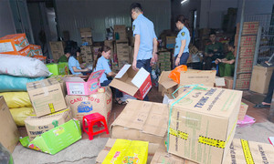 Bắc Giang: Phát hiện hàng trăm túi hàng thực phẩm giả mạo nhãn mác