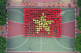 Học sinh Hà Nội 'đu trend' xếp hình cờ Tổ quốc bằng nón lá