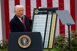 12 bang đệ đơn kiện ông Trump, nước Mỹ 'rối như tơ vò'