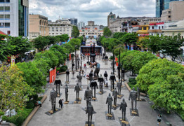 Du khách 'check-in' với xe tăng, bãi cọc trận Bạch Đằng tại trung tâm TP.HCM