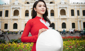 Hoa hậu Lý Kim Thảo thướt tha trong tà áo dài đỏ thêu bồ câu trắng