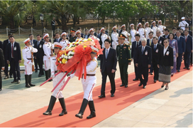 Chủ tịch nước Lương Cường dâng hoa tưởng niệm Chủ tịch Kaysone Phomvihane