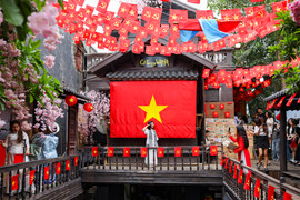 Quán cà phê Hà Nội đồng loạt 'thay áo' chào mừng Đại lễ 30/4 