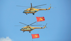 Trực thăng mang cờ đỏ thắm, tiêm kích xé gió trên bầu trời TP.HCM 