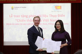 Thụy Điển tặng phim tài liệu 'Chiến thắng của Việt Nam' cho Việt Nam