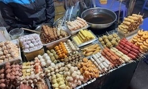 Nguy cơ tích tụ độc tố gây ung thư từ 'xiên bẩn' mất vệ sinh ven đường