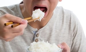 Ăn cơm thế nào để không tăng đường huyết?