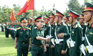 Thăm, tặng quà lực lượng luyện tập diễu binh, diễu hành tại Quân đoàn 34