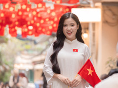 Giới trẻ mặc áo dài, cầm cờ Tổ quốc hào hứng check-in dịp đại lễ 30/4