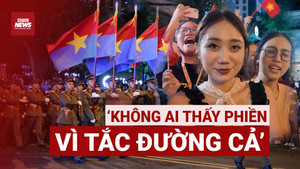 Người dân đội mưa chờ diễu binh 6 tiếng: 'Không thấy phiền, chỉ thấy tự hào!'