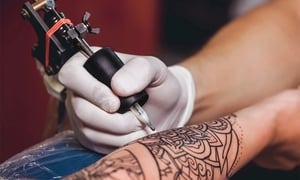 Nam thanh niên bị bội nhiễm da sau 3 ngày xăm hình rồng phượng kín tay