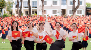 Sắc cờ hoa rực rỡ khắp sân trường, lớp học mừng 50 năm thống nhất đất nước