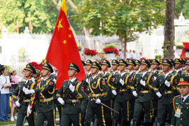 Quân đội Trung Quốc hát vang 'Như có Bác Hồ trong ngày vui đại thắng' khi diễu binh ở TP.HCM