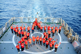 60 kiều bào trên chuyến tàu Đại đoàn kết thăm biển đảo quê hương