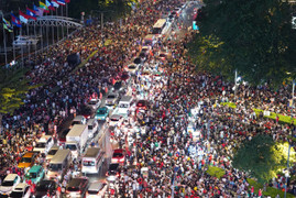 Biển người đổ về bến Bạch Đằng xem 10.500 drone trình diễn