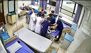 Khâm phục bác sỹ bình tĩnh cứu người trong tiếng gào thét của người nhà bệnh nhi