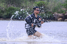 Xem cảnh sát chống khủng bố đu dây, tác chiến tổng hợp trên sông nước và đầm lầy