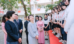 Phu nhân Thủ tướng Nhật Bản giao lưu với học sinh trường chuyên Ngoại ngữ