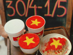 Hàng quán rực rỡ cờ đỏ sao vàng, cà phê, bánh ngọt phiên bản 30/4 gây sốt